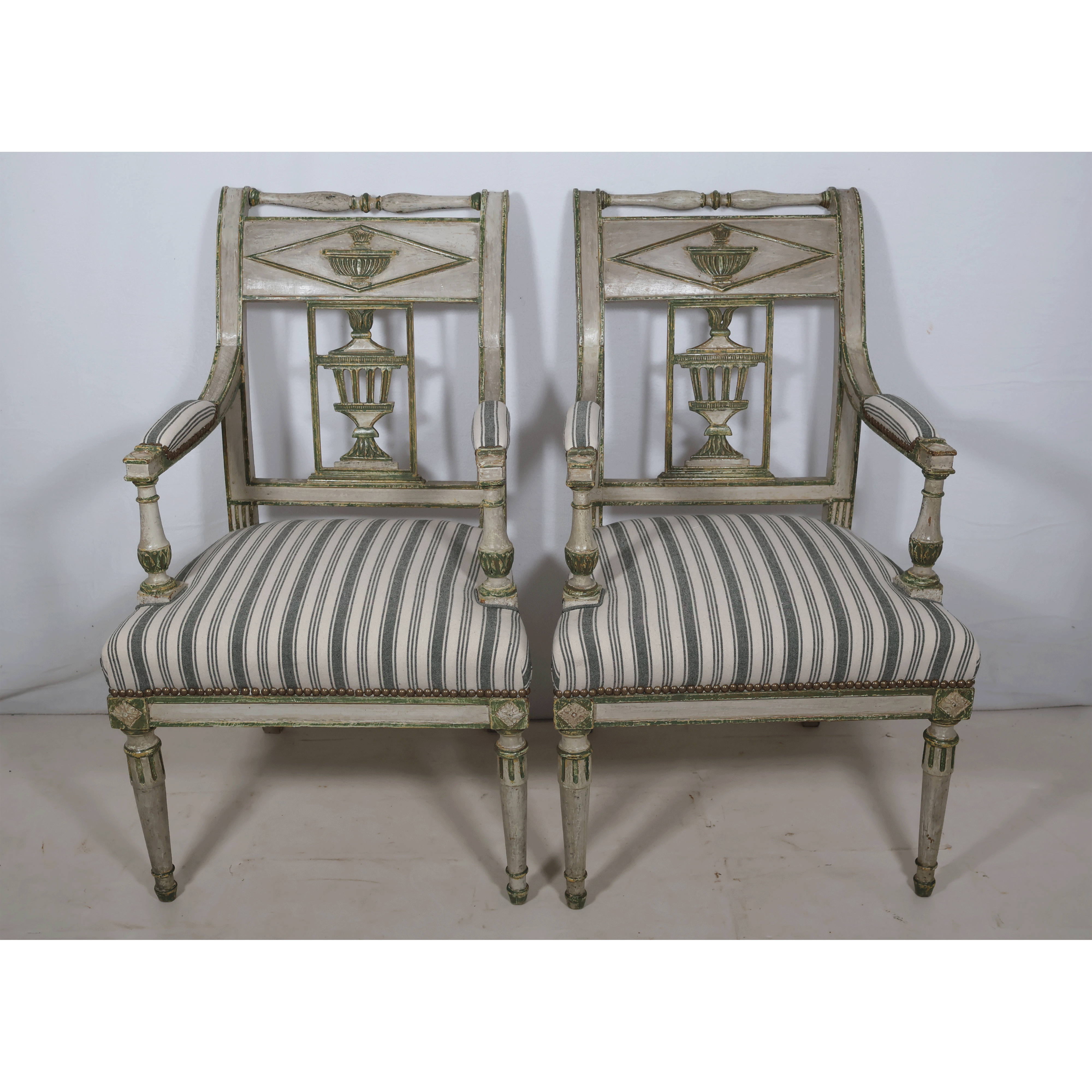 Paire de fauteuils en bois laqué époque Directoire fin XVIIIème siècle