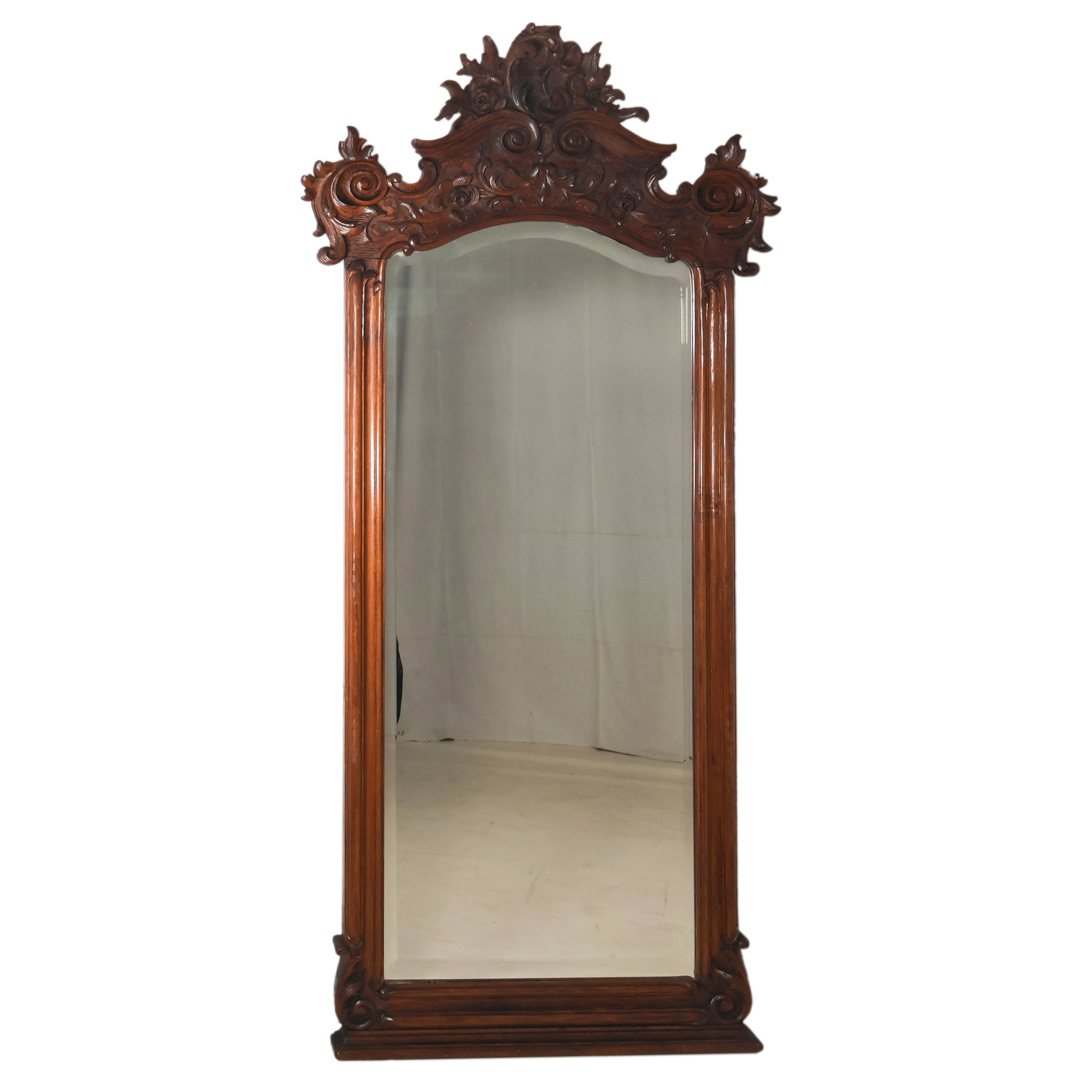 Grand miroir de style Louis XV en tilleul fin XIXe siècle